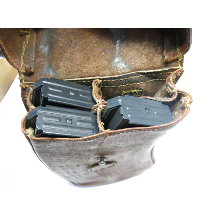 Porte chargeur cuir AK 47  ref 687               box 317