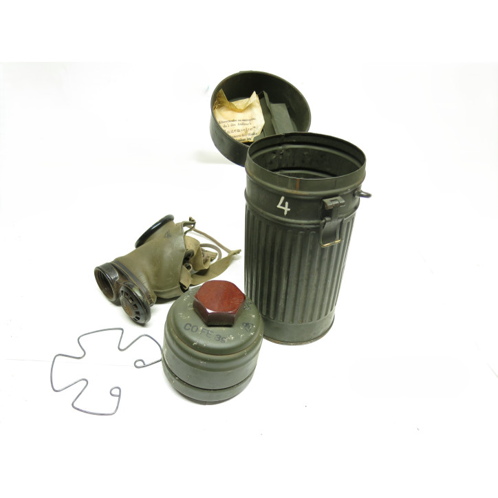 Masque à gaz Allemand daté  1934  dans sa boite métal ref 300