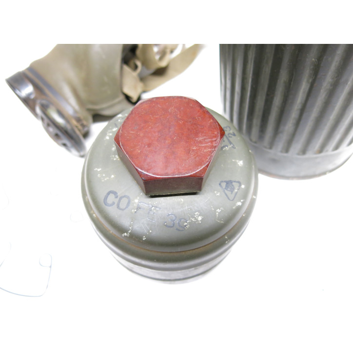 Masque à gaz Allemand daté  1934  dans sa boite métal ref 300