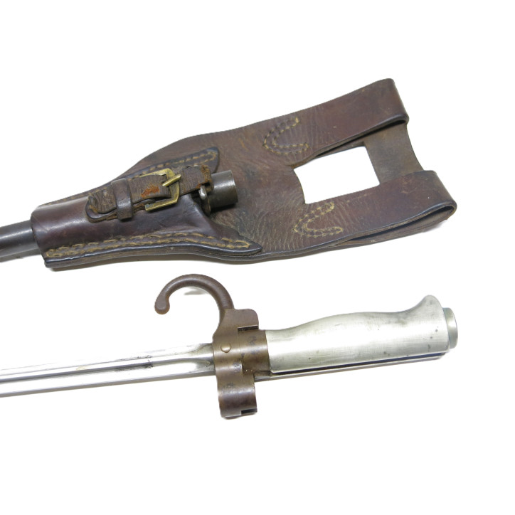 Belle baïonnette originale modèle a quillon  du fusil Lebel avec fourreau et cuir  Ref 852